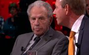Van der Staaij slaat in een tv-debat een arm om de 95-jarige Jiskoot heen en vertelt hem dat hij waardevol is. beeld DWDD