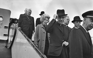 Concilievaders in 1963 op weg naar een bijeenkomst van het Tweede Vaticaans Concilie in Rome. Foto ANP