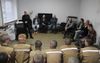 Een groep Nederlanders bezocht recent een gevangenis in de Oekraïnse stad Krementsjoek. „Toen een pastor met een maffiaverleden een lied over vaders zong, begonnen sommigen te huilen.” beeld Henk Soellaart