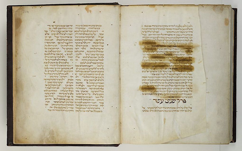 Een bladzijde met doorhalingen door de inquisitie in het oudste Hebreeuwse handschrift uit de collectie van Ets Haim, een kopie van de wetstekst Misjne Tora van Moses Maimonides (1138-1204), gekopieerd in Narbonne in 1282.  beeld Ardon Bar-Hama