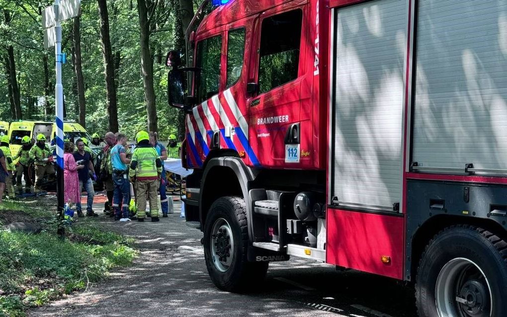 Door nog onbekende oorzaak kwamen twee voertuigen met elkaar in botsing op de Staverdenseweg. beeld RTV Nunspeet, Jan Rens