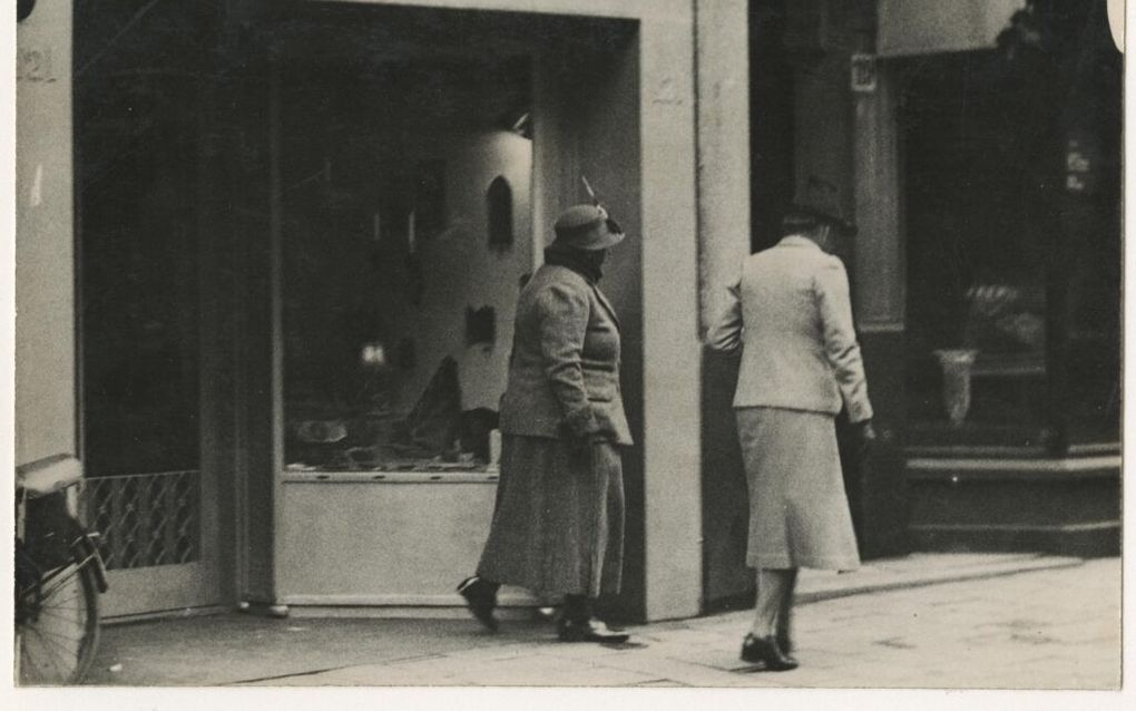 Koningin Wilhelmina tijdens een wandeling op het Noordeinde in 1939. Zo wilde ze na de oorlog ook gewoon winkelen, en dan zónder hofdame. Maar dat bleek lastig. beeld Haags gemeentearchief