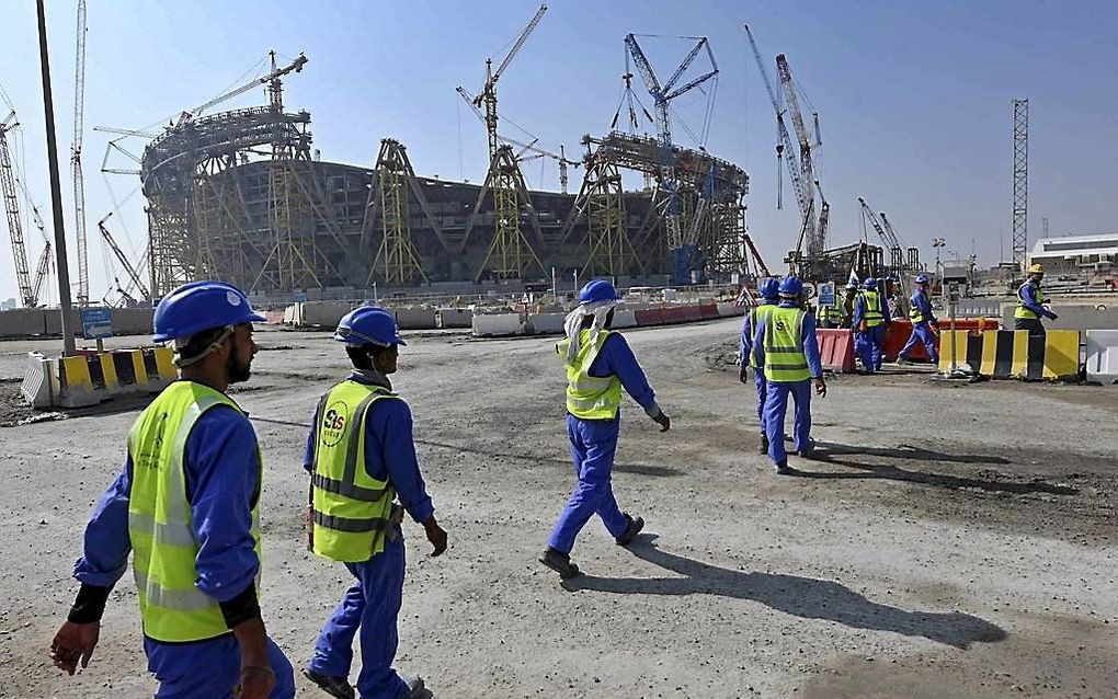 Vooral in het Midden-Oosten zal verdere opwarming van de aarde werken op de hete uren van de dag onmogelijk maken. Foto: buitenlandse arbeiders bouwen aan een voetbalstadion in Qatar. beeld AFP, Giuseppe Cacace.