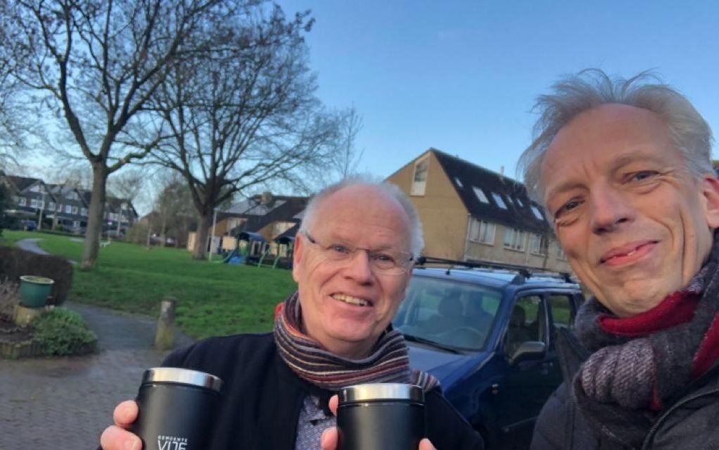 Burgemeester Sjors Fröhlich (rechts) tijdens een wandeling met een van de inwoners van gemeente Vijfheerenlanden. beeld Sjors Fröhlich