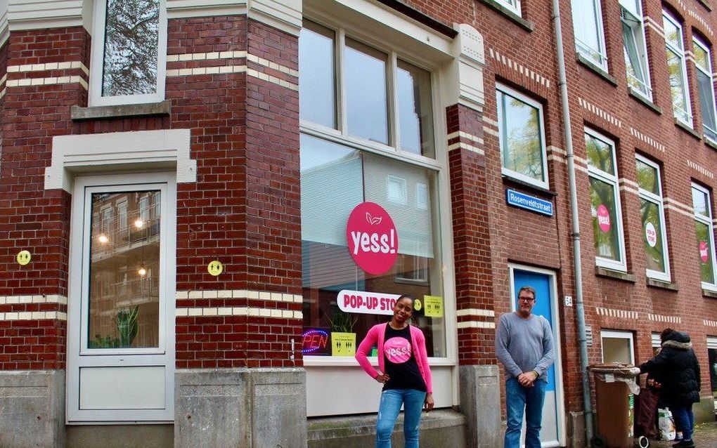 Nico van Splunter (r.), een van de initiatiefnemers van Beter Eten, bij weggeefwinkel Yess! in Rotterdam. beeld Nico van Splunter