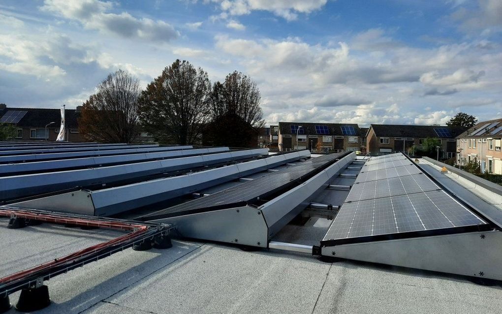 Zonnepanelen op de locatie van het Calvijn College aan de Krabbendijker Appelstraat. beeld Calvijn College