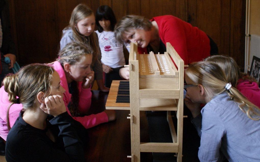 Lydia Vroegindeweij bij het Doe-orgel van Orgelkids. beeld Orgelkids