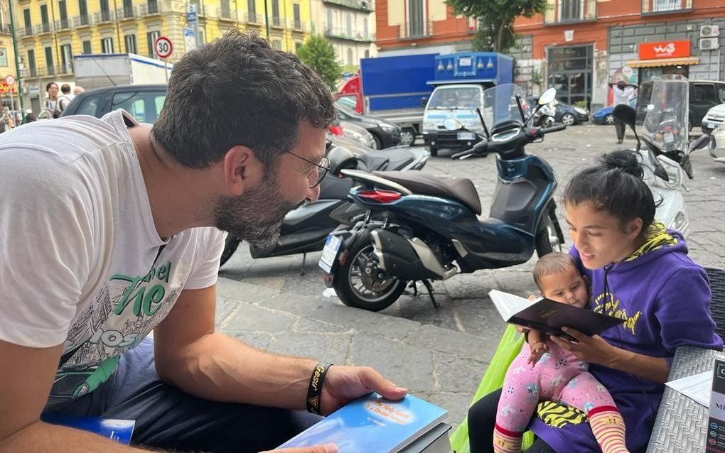 Italiaanse christenen verspreiden, ondersteund door Nederlanders, Bijbels onder vluchtelingen in hun land. beeld Johan Kaashoek