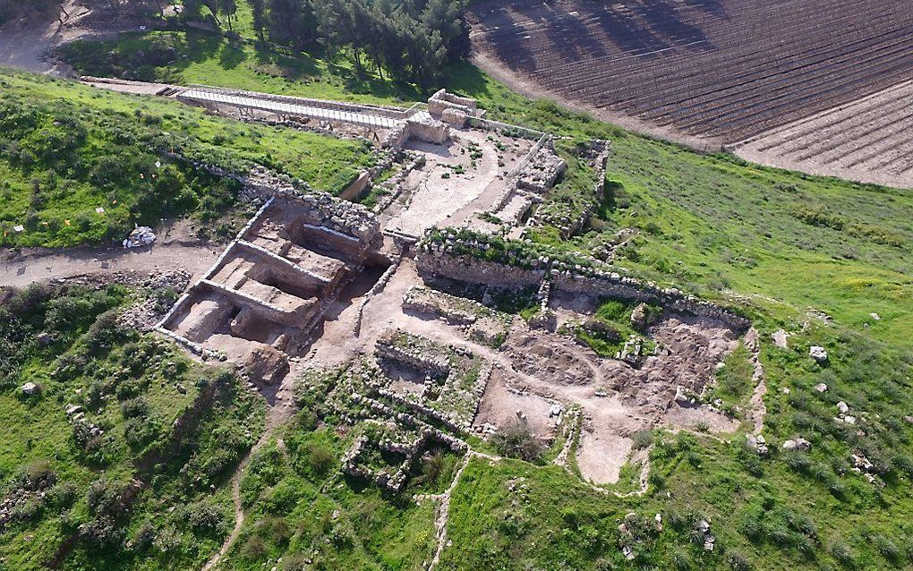 Luchtopname van Nationaal Park Lachis, met de opgegraven poort aan de linkerkant. beeld Guy Fitoussi, IAA (Israëlische Oudheidkundige Dienst)