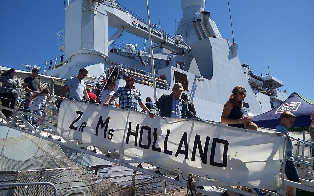 Drukte zaterdag op de Zr. Ms. Holland, een patrouilleschip van de Nederlandse Koninklijke Marine, afgemeerd in het Engelse Chatham voor de herdenking van 350 jaar Slag op de Medway. beeld Riekelt Pasterkamp