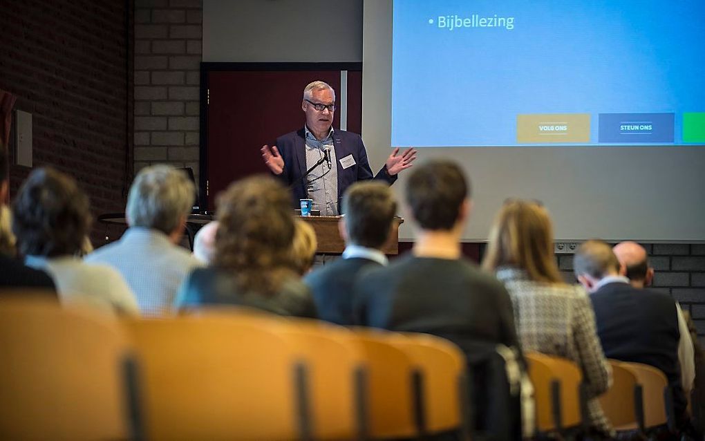 Voorzitter Pieter van Boven van Hart van Homo's opende zaterdag in Barneveld de eerste ontmoetingsdag van de vorig jaar opgerichte stichting. beeld Carel Schutte