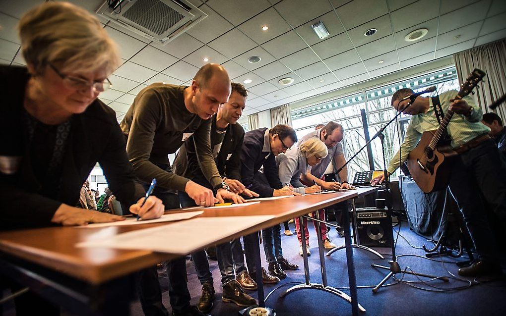 Baptistenvoorgangers tekenden op 19 maart 2019 in Beekbergen een intentieverklaring om te werken aan een fusie van de twee belangrijkste baptisten gemeenschappen in Nederland: de Unie van Baptistengemeenten in Nederland en de ABC-baptistengemeenten. beeld