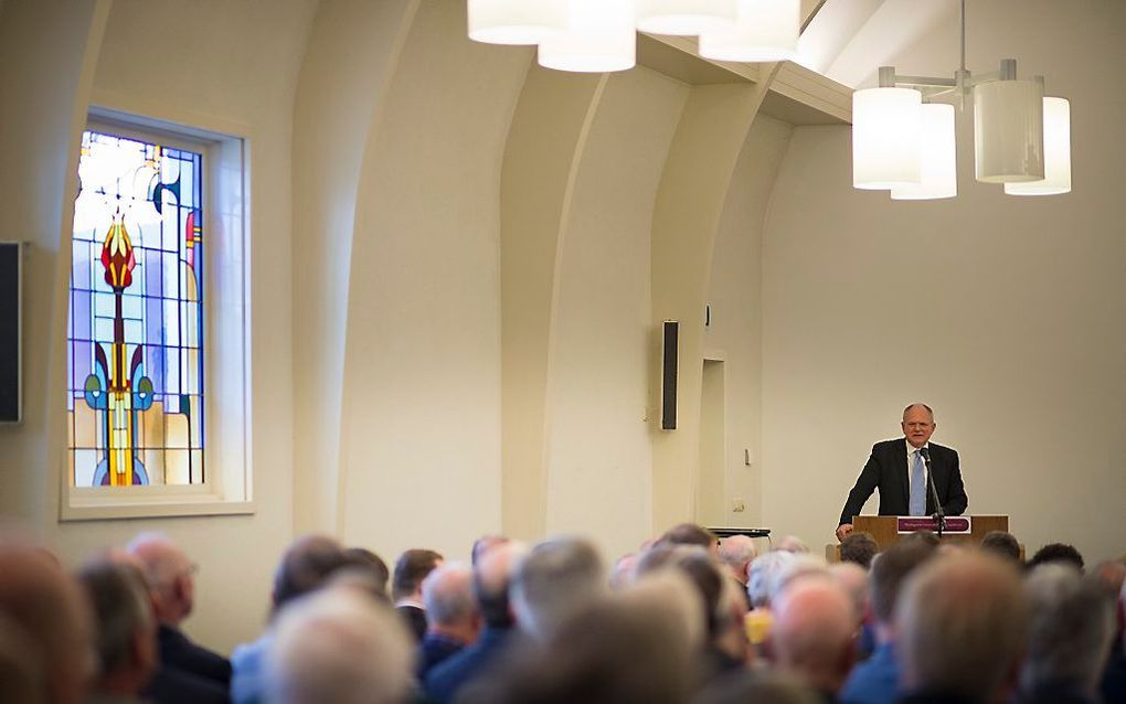 Prof. dr. H. J. Selderhuis (l.), hoogleraar kerkgeschiedenis en kerkrecht aan de Theologische Universiteit Apeldoorn, hield zaterdagmorgen een lezing op de landelijke ambtsdragersconferentie van de Christelijke Gereformeerde Kerken. beeld Carel Schutte