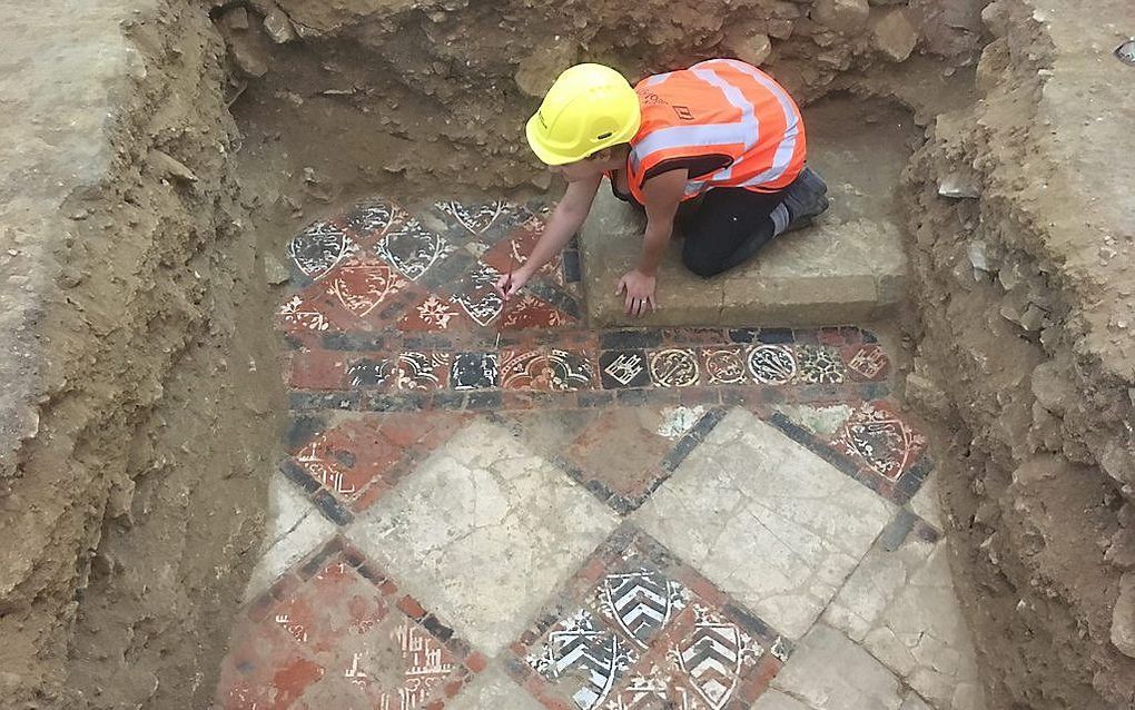 De middeleeuwse tegelvloer in de Abdij van Bath. beeld Wessex Archaeology