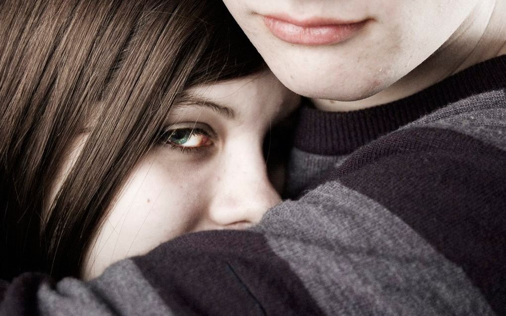 Jongen en meisje intiem met elkaar.