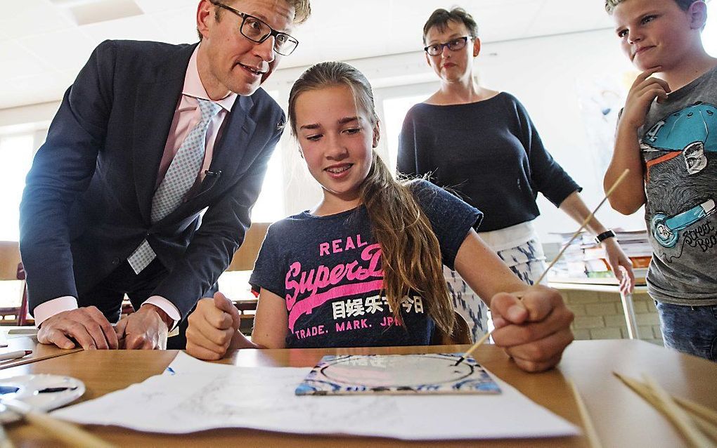 Staatssecretaris Sander Dekker (Onderwijs) brengt een bezoek aan de Achthoek/Ichthus school in Wolphaartsdijk. Op deze school wordt openbaar en christelijk onderwijs informeel gecombineerd.  beeld ANP, Marten van Dijl