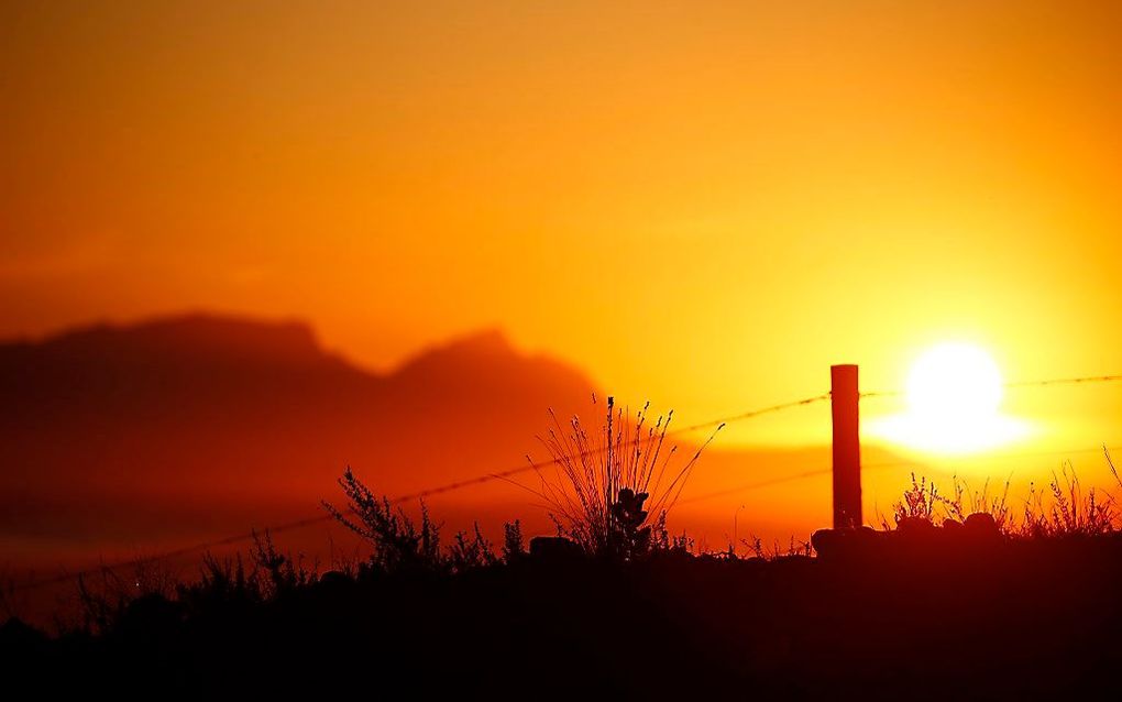 Zonsondergang in de omgeving van de Tafelberg, Zuid-Afrika. beeld EPA