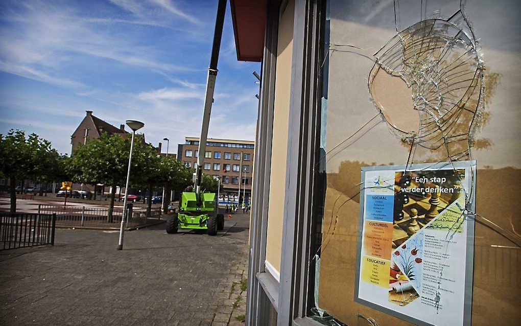 Beschadigde ramen van de stichting Nida in Rotterdam-West. Bij de stichting, die volgens sommige Erdogan-aanhangers banden zou hebben met de vermeende aanslagpleger Gülen, gingen stenen door de ruiten. beeld ANP, Marten van Dijl