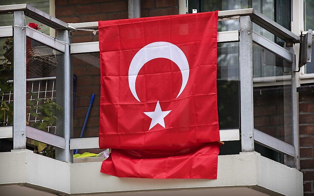 Turkse vlaggen in het straatbeeld van Rotterdam. beeld ANP, Marten van Dijl