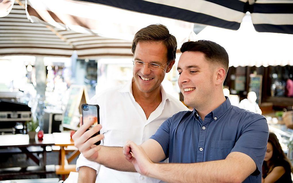 Premier Rutte op Haags terras, beeld ANP, Robin Utrecht.