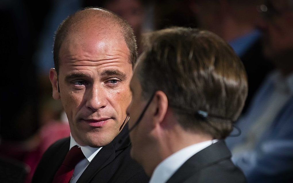 PvdA-leider Samsom (l.) en D66-leider Pechtold tijdens de aftrap van het nieuwe parlementaire jaar tijdens een debat van stichting Machiavelli in Nieuwspoort op de eerste Kamerdag. beeld ANP, Bart Maat