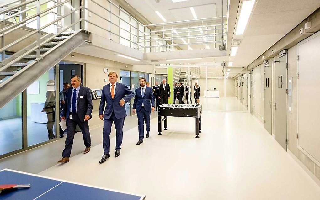 Koning Willem-Alexander en Klaas Dijkhoff, staatssecretaris van Veiligheid en Justitie, tijdens de officiële opening van het Justitieel Complex Zaanstad (JCZ). beeld ANP