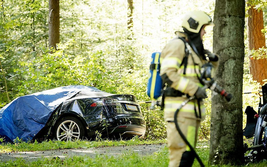 De brandweer nam bij een ongeval met een Tesla het zekere voor het onzekere. beeld ANP, Robin van Lonkhuijsen