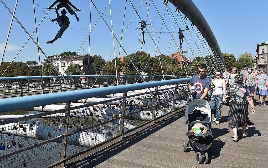 KRAKAU. Fietsen in de Poolse stad Krakau is vooral slalommen rond wandelaars en toeristen. beeld EPA