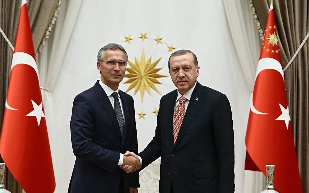 Stoltenberg (l.) en Erdogan. beeld EPA