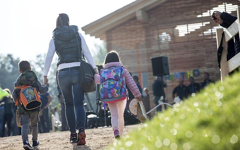 Kinderen worden door hun ouders naar de noodschool gebracht. beeld EPA