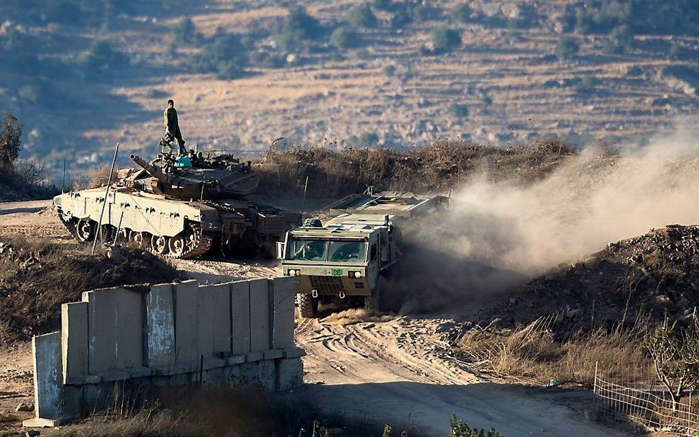 MAJDAL SHAMS. Israëlische tanks opereren in de buurt van de plaats waar maandag mortiergranaten vanuit Syrië terechtkwamen. beeld EPA, Atef Safadi