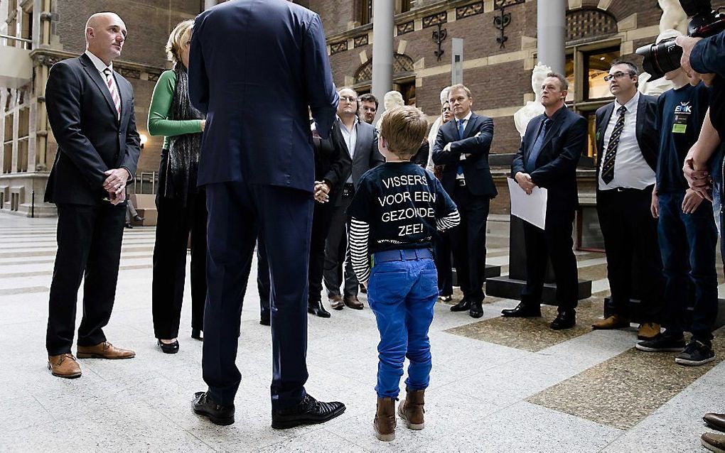 De Tweede Kamer debatteerde woensdag over de aanlandplicht. De actiegroep Eendracht Maakt Kracht bood de Kamer vorige week dinsdag een petitie aan tegen die verplichting. beeld ANP, Bart Maat