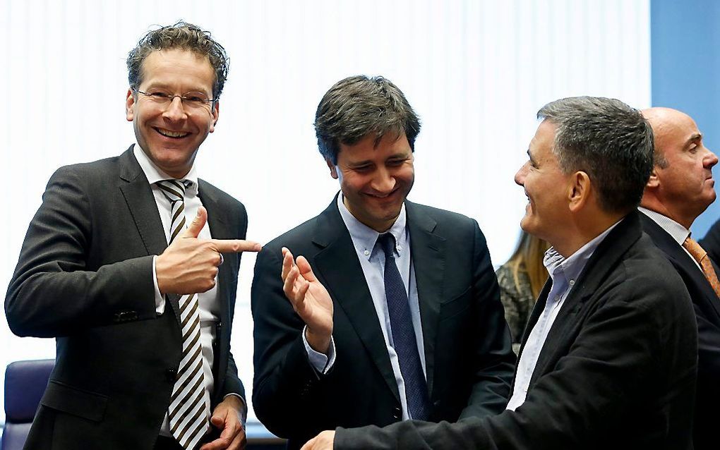 Minister Dijsselbloem, voorzitter van de eurogroep, met de Griekse minister van Financiën George Chouliarakis en Euclid Tsakalotos, gisteren bij de start van de bijeenkomst van de eurogroep in Luxemburg. beeld EPA, Julien Warnand