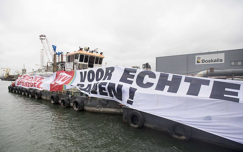 Vakbonden hebben steeds minder leden en zoeken nieuwe wegen om relevant te blijven. Foto: actie van FNV in de Rotterdamse haven. beeld ANP, Olaf Kraak