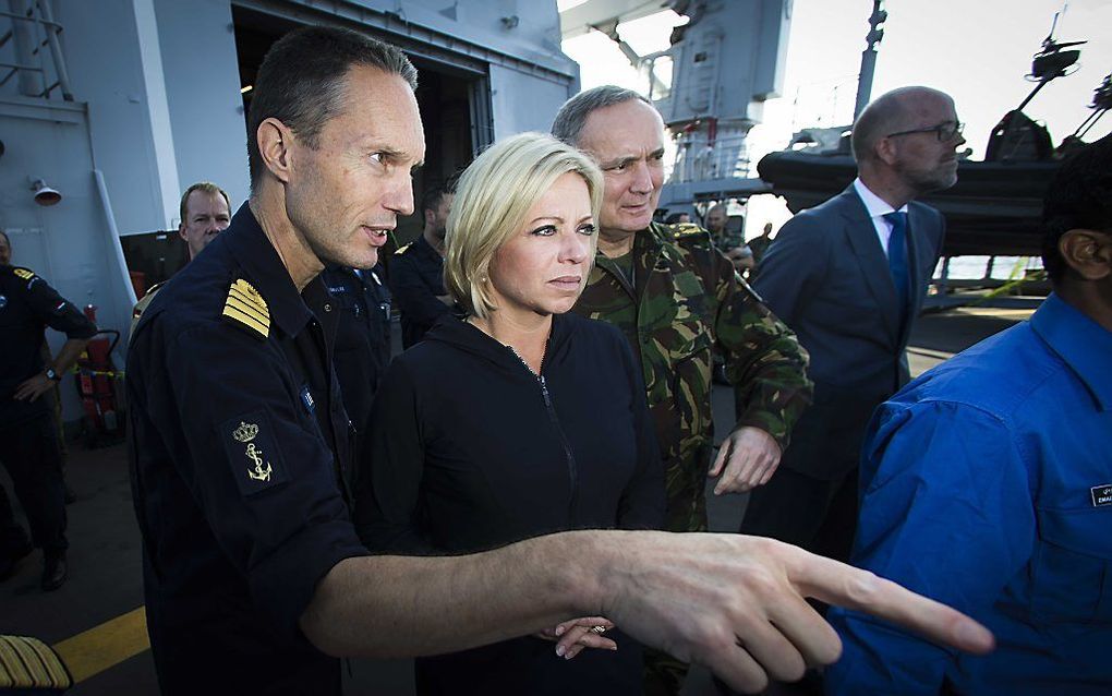 De Kamer debatteerde donderdag over de begroting van minister Hennis van Defensie, hier op een archieffoto tijdens een bezoek aan het amfibische transportschip Zr. Ms. Rotterdam. Beeld ANP, Evert-Jan Daniels