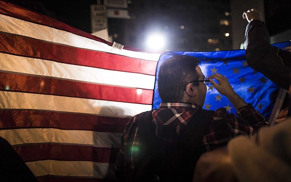 NEW YORK. Aanhangers van Donald Trump vierden woensdagmorgen feest na het bekendworden van de verkiezingsoverwinning. beeld ANP, Freek van den Bergh