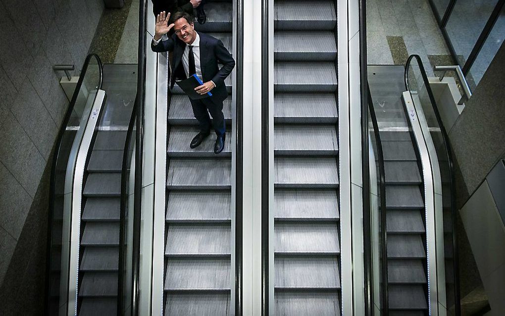 Premier Rutte op weg naar de plenaire vergaderzaal van de Tweede Kamer. De Kamer debatteerde donderdag met hem over de Europese top van donderdag en vrijdag. beeld ANP, Bart Maat