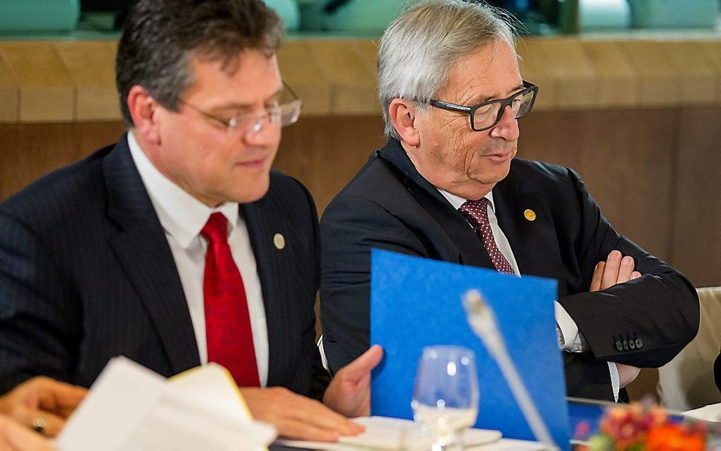 Voorzitter van de Europese Commissie Juncker (r.). beeld EPA, Stephanie Leocoq