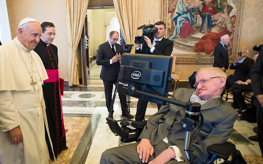 Paus Franciscus ontmoette maandag de Britse sterrenkundige Stephen Hawking. EPA, L'Osservatore Romano