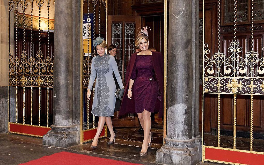 Koningin Máxima en de Belgische koningin Mathilde verlaten de koninklijke wachtkamer op station Amsterdam Centraal. beeld ANP