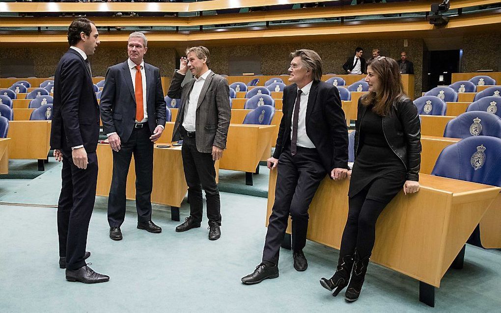 Staatssecretaris Van Dam van Economische Zaken, Dijkgraaf (SGP), Grashoff (Groenlinks), Leenders (PvdA) en Koser Kaya (D66) donderdag tijdens het debat in de Tweede Kamer over het fosfaatrechtenstelsel. beeld ANP, Bart Maat