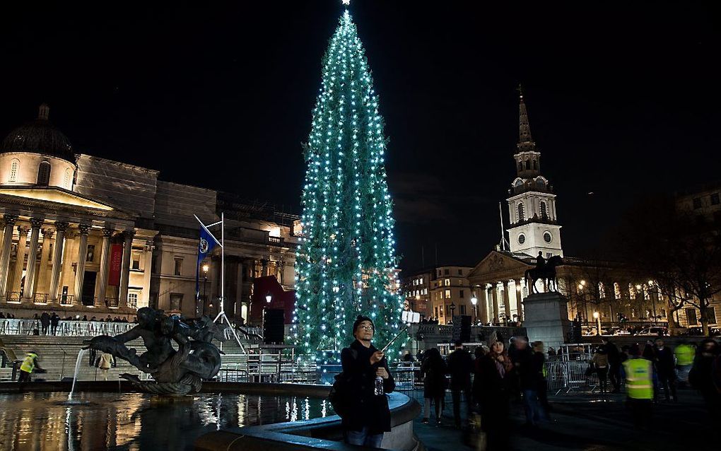 Op Trafalgar Square in Londen staat sinds donderdag weer een 20 meter hoge kerstboom. De Britse hoofdstad krijgt de boom jaarlijks als geschenk van de regering van Noorwegen, een traditie die teruggaat tot 1947.  Het gaat om een blijk van dankbaarheid voo