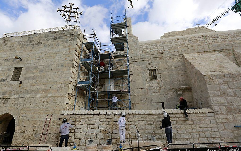 Restauratiewerkzaamheden aan de Geboortekerk in Bethlehem. beeld EPA, Abed al Hashlamoun