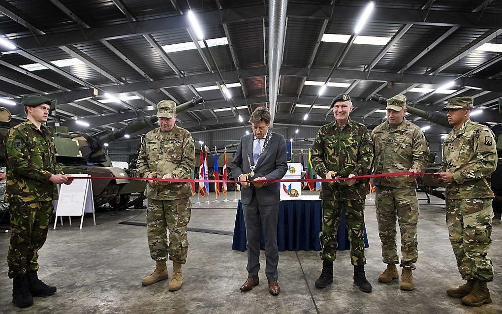 Commandant der Strijdkrachten Generaal Tom Middendorp (3e R), de Commanding Generaal U.S. Army Europe Luitenant generaal Hodges (2e L) en de Burgemeester van Kerkrade, Jos Som (M) tijdens de opening van de Army Prepositioned Stocks Eygelshoven (APS-E), ee