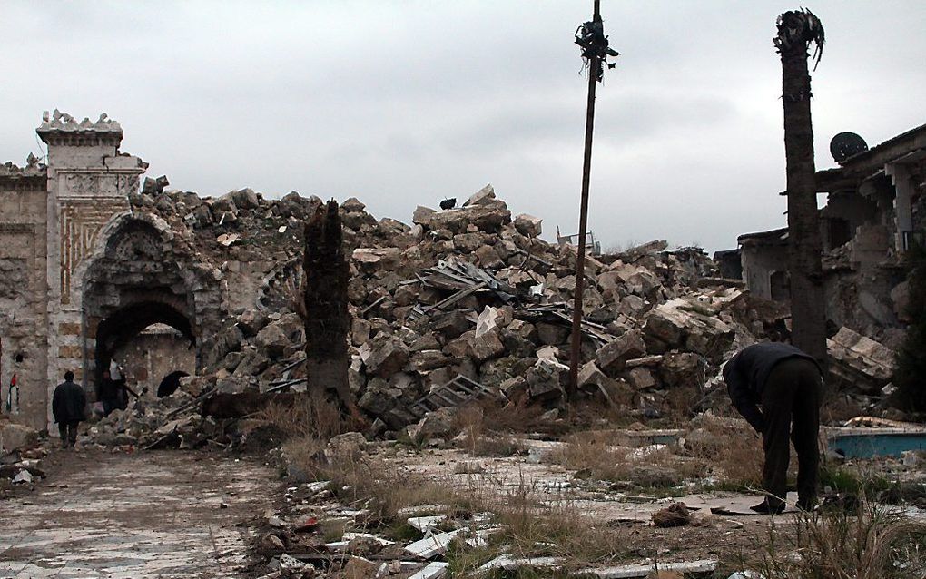 ALEPPO. Een man is bij een verwoeste moskee in Aleppo in gebed tijdens het vrijdaggebed in de Syrische stad. beeld EPA