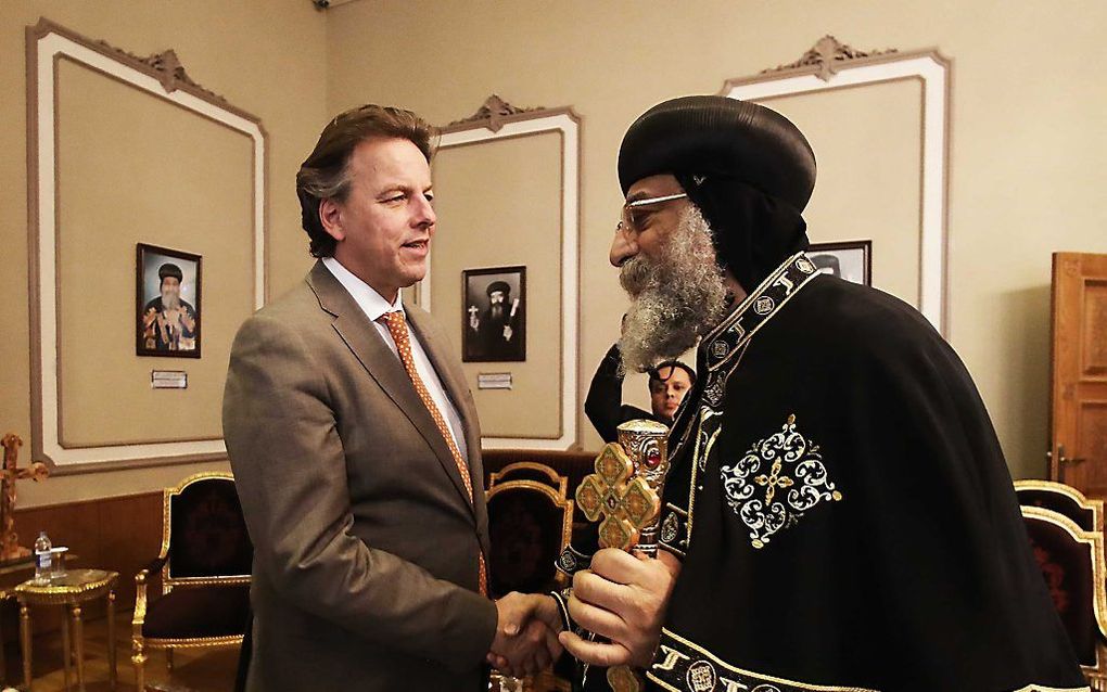 Minister Koenders (Buitenlandse Zaken) bezocht dinsdag in Caïro de koptische paus Tawadros II. beeld ANP, Evert-Jan Daniels