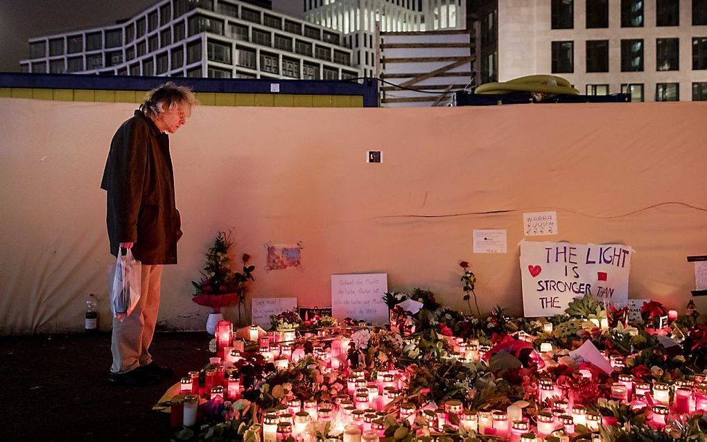 BERLIJN. Bij de plek waar maandagavond in Berlijn een vrachtwagen het publiek werd ingereden, is inmiddels een grote hoeveelheid blijken van meeleven neergelegd. beeld ANP, Remo de Waal.