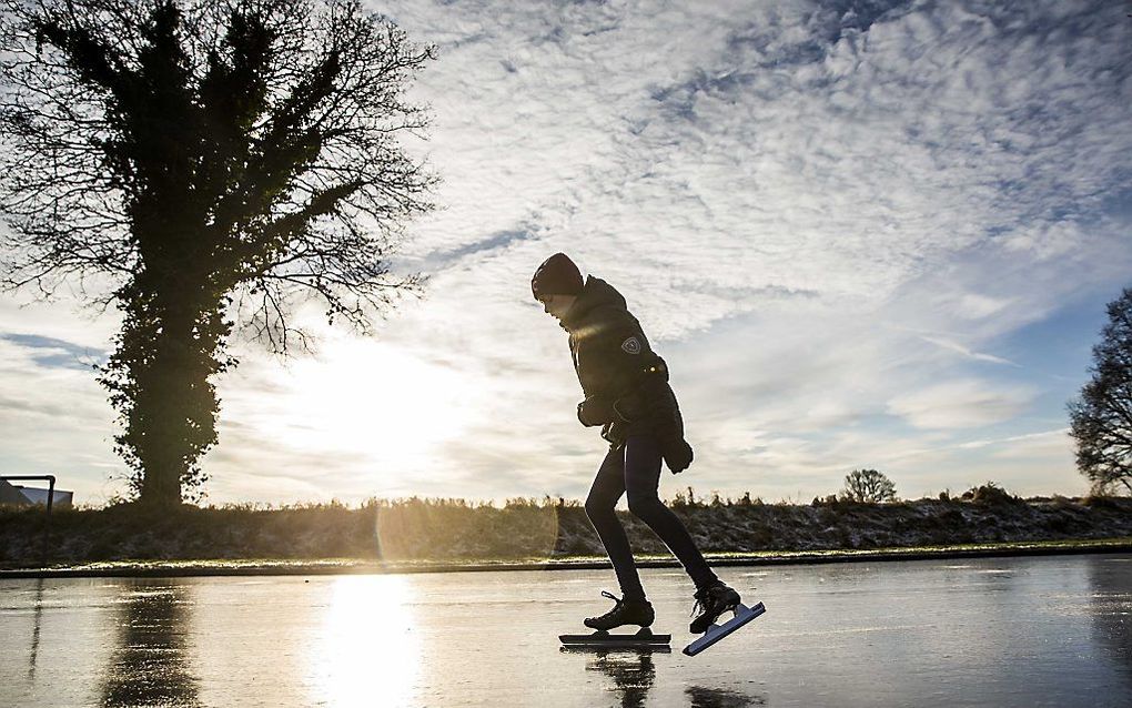 Een jongen schaatst op de kunstijsbaan van ijsvereniging de Hondsrug in Noordlaren. beeld ANP