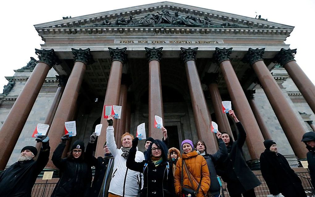 Progressieve activisten protesteren voor de voormalige kathedraal tegen een mogelijke overdracht aan de Russisch-Orthodoxe kerk. beeld EPA