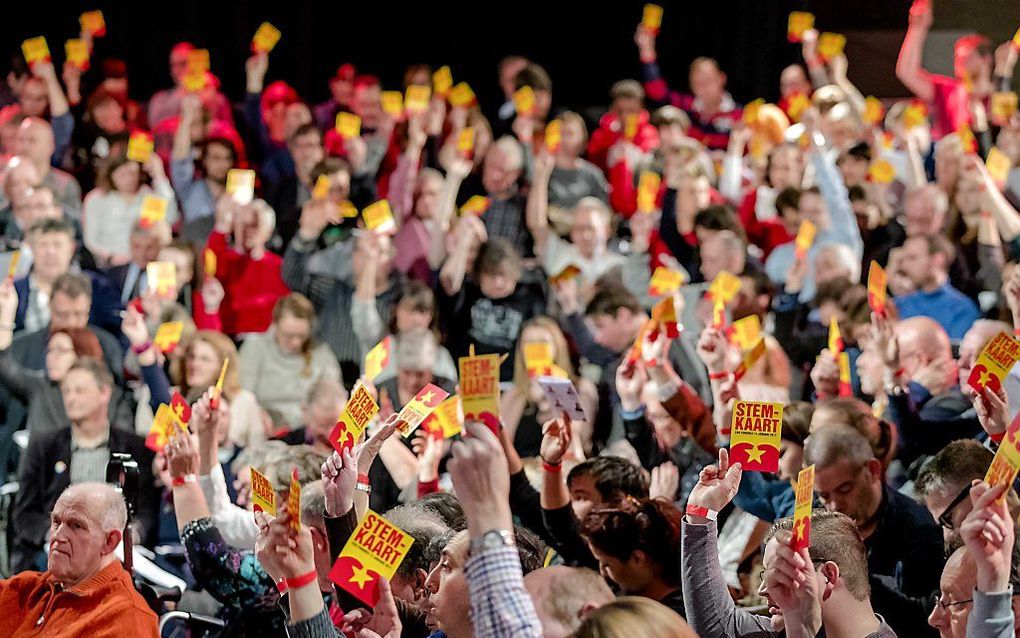 SP-leden tijdens een stemronde op het verkiezingscongres. beeld ANP, Sander de Koning